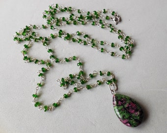 Collana Diopside di Cromo extra lungo in Argento 925 con ciondolo di Rubino in Fuchsite