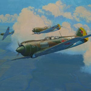 Puede incluir: Una pintura de tres aviones de combate soviéticos La-5 volando en formación contra un cielo azul con nubes blancas. Los aviones están pintados con un patrón de camuflaje verde, marrón y gris. Los aviones tienen estrellas rojas en sus alas y colas.