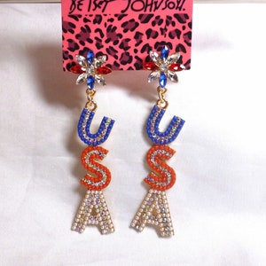 Pendientes Betsey Johnson USA de 3" (rojo, blanco y azul), 4 de julio, Estados Unidos, NOS, nuevo en embalaje original, envío en perfecto estado, M1315
