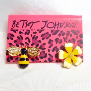 Betsey Johnson Bee & Daisy Flower Earrings Mismatch w/Crystals NOS NWT Perfect Cond FREE Shipping 24210