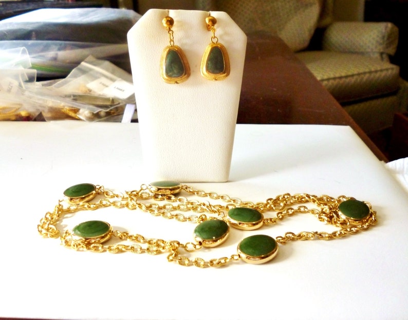 Gold Tone Excellent Condition FREE SHIPPING 13867 10/% OFF Necklace Faux Jade Necklace /& Dangle Earrings Vintage Green
