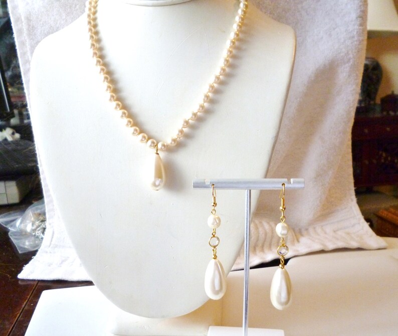 10/% OFF Necklace /& Earring Set Sea Shell Pearls Dangles Hand Knotted Mid Century Style Off White Excellent Cond FREE SHIPPING 0427 12681