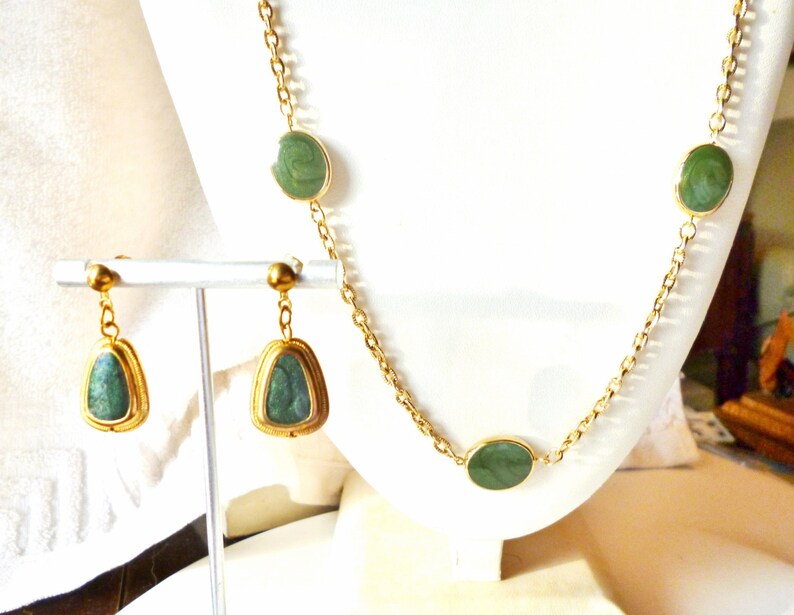 Gold Tone Excellent Condition FREE SHIPPING 13867 10/% OFF Necklace Faux Jade Necklace /& Dangle Earrings Vintage Green