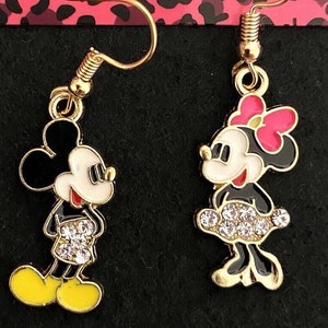 A closeup of Mickie & Minnie.