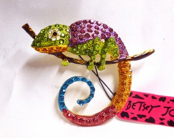 Betsey Johnson Chameleon Lizard Gecko Pin / Pendant Brooch Multi Rainbow Colors Crystals NOS NWT Perfect Cond FREE Shipping M1489
