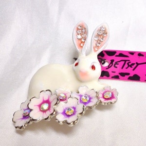 RARE Betsey Johnson Rabbit Pin Bunny White w/ Pink Flowers Bright Crystals NOS NWT Perfect Cond Free Shipping M1161