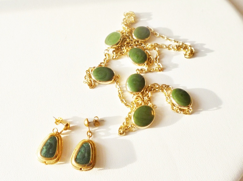 Gold Tone Excellent Condition FREE SHIPPING 13867 10/% OFF Necklace Faux Jade Necklace /& Dangle Earrings Vintage Green
