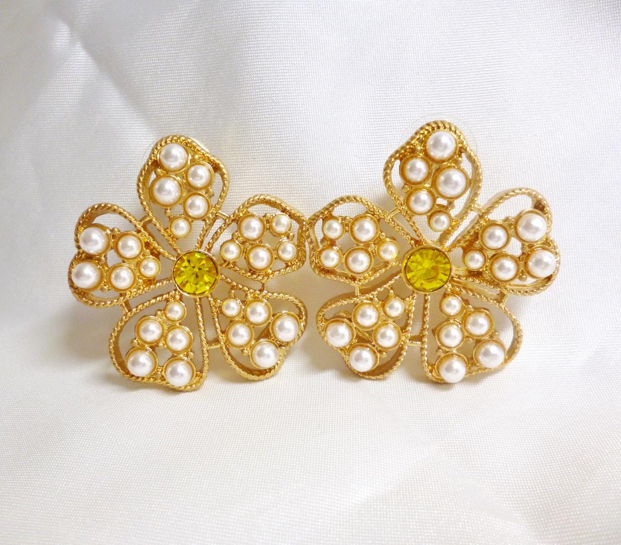 Oscar de La Renta Earrings White Flowers Faux Pearl Pierced Made in USA 1 5/8" Vintage Estate Perfect Condition FREE Shipping 30950