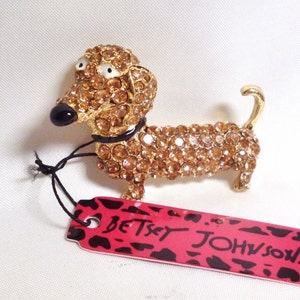 Broche colgante de perro salchicha Betsey Johnson con cristales de champán chapados en oro, nuevo en perfecto estado, envío gratis, M1441