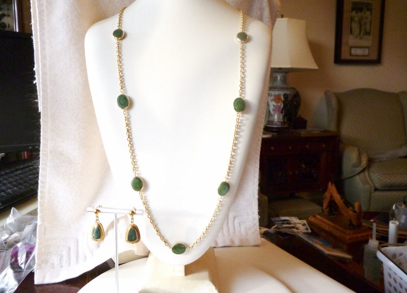 Gold Tone Excellent Condition FREE SHIPPING 13867 10/% OFF Necklace Faux Jade Necklace /& Dangle Earrings Vintage Green