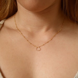 Thin gold chain sales with heart pendant