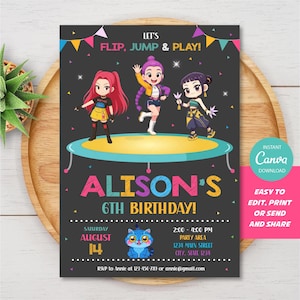 Puede incluir: Una invitación de cumpleaños con fondo negro que presenta a tres chicas de dibujos animados en una cama elástica. El texto dice "LET'S FLIP, JUMP & PLAY!" y "ALISON'S 6TH BIRTHDAY!" con detalles del evento y una ilustración de gato azul.