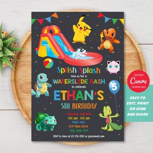 Peut inclure: Une invitation d'anniversaire gris foncé avec un toboggan aquatique et des personnages de dessins animés. L'invitation indique "Splish Splash Waterslide Bash" pour célébrer le 5e anniversaire d'Ethan. Détails de la date, de l'heure et du lieu.