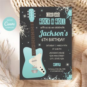 Peut inclure: Une carte d'invitation d'anniversaire rectangulaire avec une guitare &eacute;lectrique bleu clair sur fond gris fonc&eacute; et des &eacute;claboussures de peinture blanche. Le texte indique : COME AND ROCK N ROLL with us as we celebrate Jackson's 6TH BIRTHDAY, MARCH 17TH.