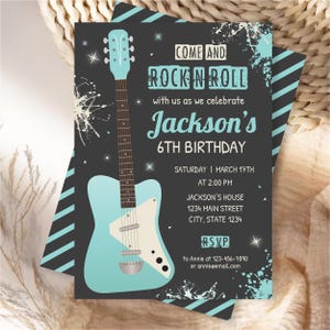 Peut inclure: Une carte d'invitation d'anniversaire rectangulaire avec une guitare &eacute;lectrique bleu clair sur fond gris fonc&eacute; &agrave; rayures diagonales bleu sarcelle. Le texte indique : COME AND ROCK N ROLL with us as we celebrate Jackson's 6TH BIRTHDAY, SATURDAY, MARCH 17TH, AT 2:00 PM, JACKSON'S HOUSE, 1234 MAIN STREET, CITY, STATE 1234, RSVP to Annie at 123-456-7890 or annie@email.com.