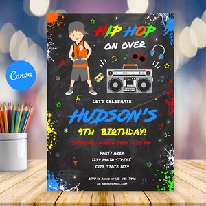Könnte beinhalten: Einladung zum Geburtstag mit Hip-Hop-Thema. Das Design zeigt einen Cartoon-Jungen, einen Ghettoblaster, Noten und den Text "Hip Hop On Over". Die Einladung ist für Hudsons 9. Geburtstag.