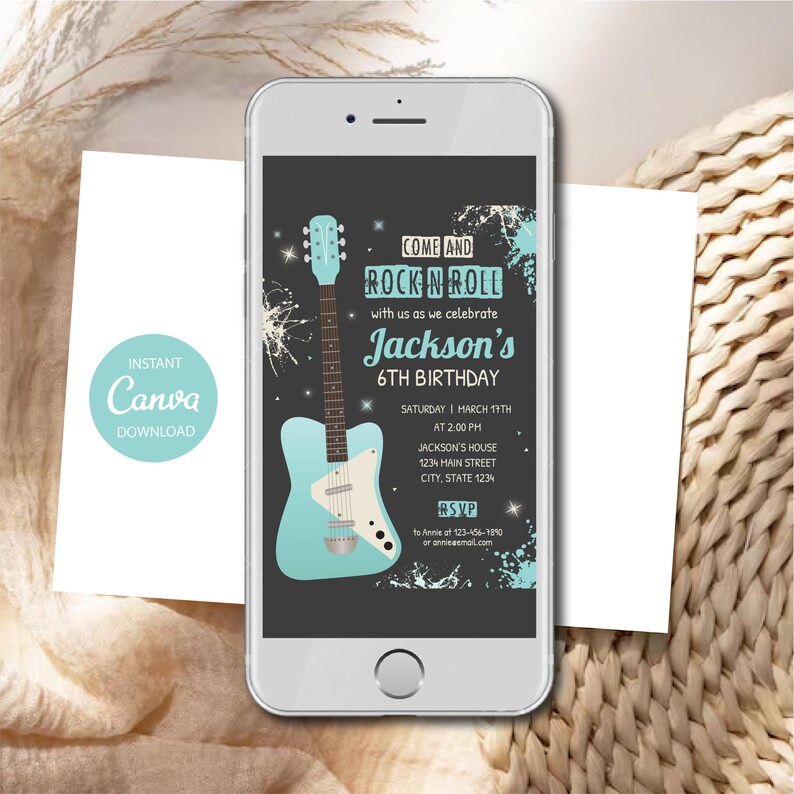 Peut inclure: Un smartphone affichant une invitation d'anniversaire num&eacute;rique avec un graphisme de guitare &eacute;lectrique bleu clair sur fond gris fonc&eacute;. Le texte indique : COME AND ROCK N ROLL with us as we celebrate Jackson's 6TH BIRTHDAY, SATURDAY MARCH 11TH AT 2:00 PM, JACKSON'S HOUSE 1234 MAIN STREET CITY, STATE 1234, RSVP to Annie at 123-456-1810 or annie@email.com.