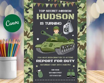 Puede incluir: Una invitación con temática militar con un borde y fondo de camuflaje. El texto dice "Top Secret Mission" y "Hudson is Turning". El diseño incluye un tanque de dibujos animados, placas de identificación y otros gráficos de temática militar. También se incluye la fecha, la hora y el lugar del evento.
