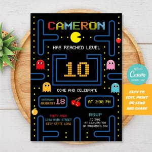 Könnte beinhalten: Schwarze Einladungskarte mit Pac-Man-Motiv. Die Karte zeigt den Namen "CAMERON" in pixeligen Buchstaben, einen gelben Pac-Man und Geister. Sie lautet "HAS REACHED LEVEL 10" und enthält Party-Details. Der Canva-Download ist einfach zu bearbeiten, zu drucken oder zu versenden.