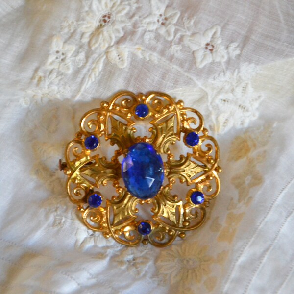 belle broche ronde verre saphir et métal doré vintage 1900 Edouardien style