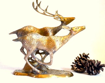 sculpture en bronze d'un cerf et d'une biche  galopant