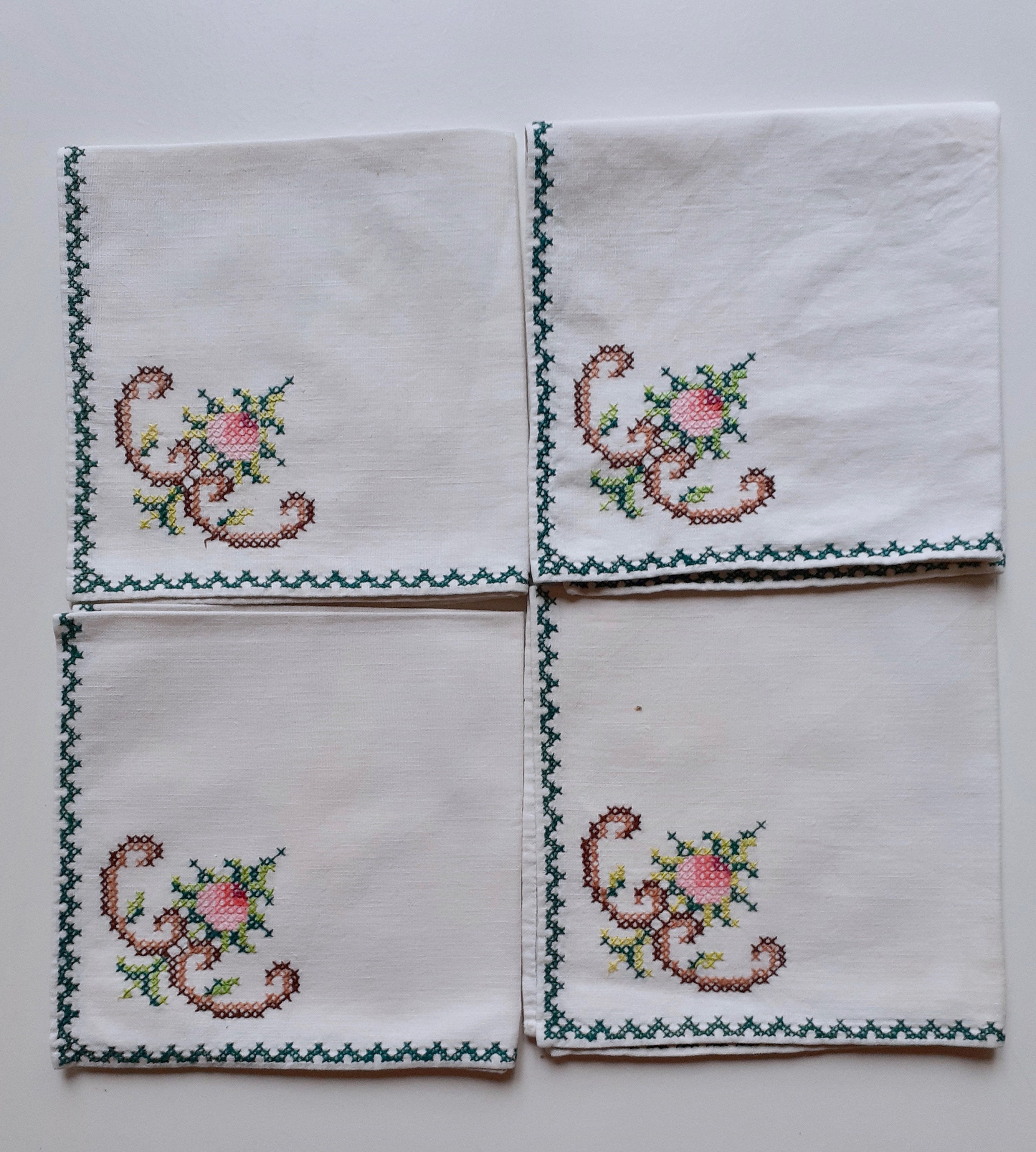 4 Serviettes en Coton Blanc Brodées Au Point de Croix Vert, Marron, Rose, Rouge