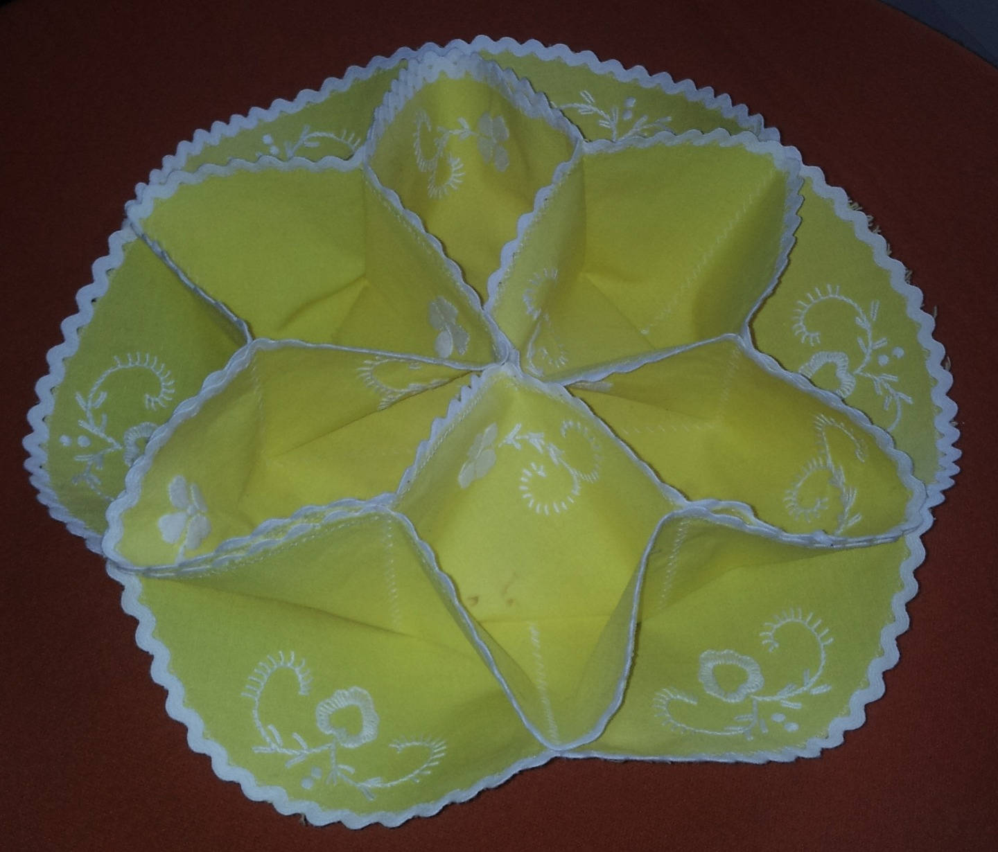 Corbeille en Coton Jaune Brodée et Festonnée