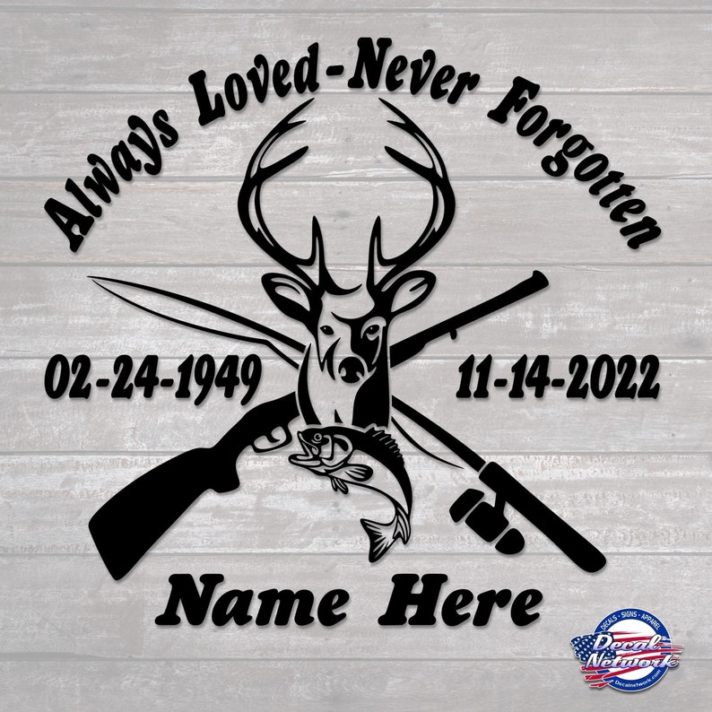K&ouml;nnte beinhalten: Schwarz-wei&szlig;e Silhouette eines Hirschkopfes mit gekreuztem Angelruten und Gewehr. Der Text "Always Loved - Never Forgotten" ist in einem Kreis um den Hirschkopf geschrieben. Die Daten "02-24-1949" und "11-14-2022" sind unter dem Hirschkopf geschrieben. Der Text "Name Here" ist unter den Daten geschrieben.