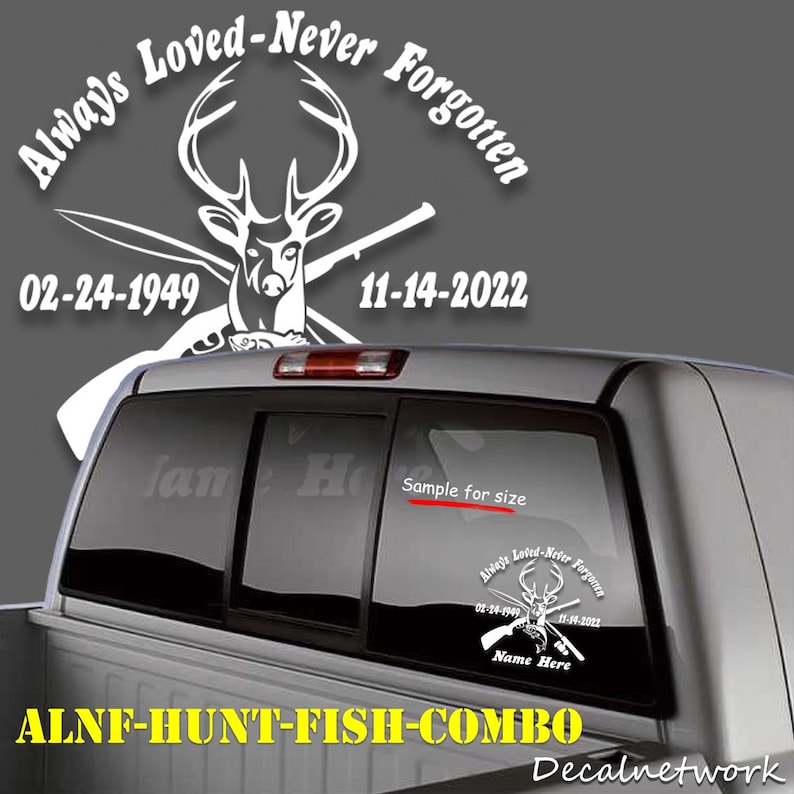 K&ouml;nnte beinhalten: Ein wei&szlig;er Vinyl-Aufkleber mit einer Hirsch-Silhouette, einem gekreuzten Jagdgewehr und einer Angelrute sowie dem Text "Always Loved-Never Forgotten" mit den Daten "02-24-1949" und "11-14-2022". Der Aufkleber ist auf der Heckscheibe eines Pick-up-Trucks angebracht. Der Text "ALNF-HUNT-FISH-COMBO" und "Decalnetwork" ist unterhalb des Aufklebers sichtbar.