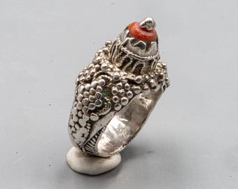 Antique Yemeni Silver Ring with Coral – Iconic Granulated Ring – Traditional Yemen Jewelry – Filigree Ring – Size FR 48 / US 4.5