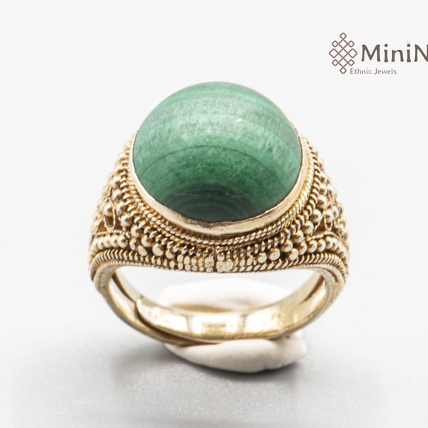 Chine - bague vintage en argent doré avec un cabochon de malachite - Bijoux d'exportation chinois - Première moitié du XXe siècle