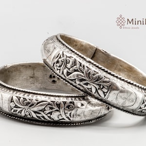Early to Mid-20th Century Pair of Silver Repoussé Bracelets China adorned with flowers and shou ideogram - Mininga jewelry