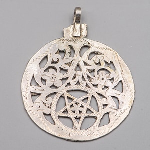 Antyczny berberyjski wisiorek ze srebra próby 925 – tunezyjski amulet w kształcie półksiężyca