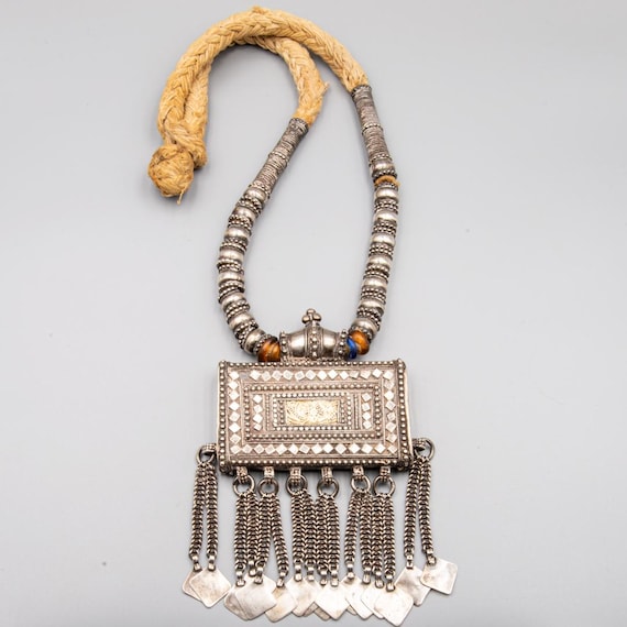 Vintage Omani Silver Hirz Necklace Dating From the Mid-20th