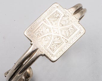 Antique Mauritanian Silver Cuff Bracelet – Hand-Engraved Ethnic Bracelet – Mid-20th Century