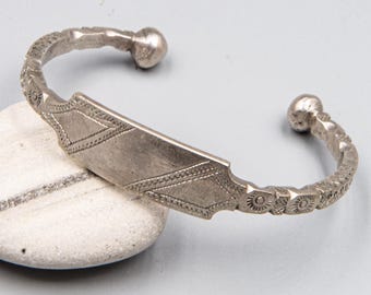 Vintage Tuareg Silver Cuff Bracelet – Small Handmade Open Bracelet – Saharan Ethnographic Jewelry – Unisex