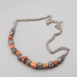 Berber - Silver Necklace with natural coral beads - True old jewelry - Authentic old North African necklace with a handmade silver chain