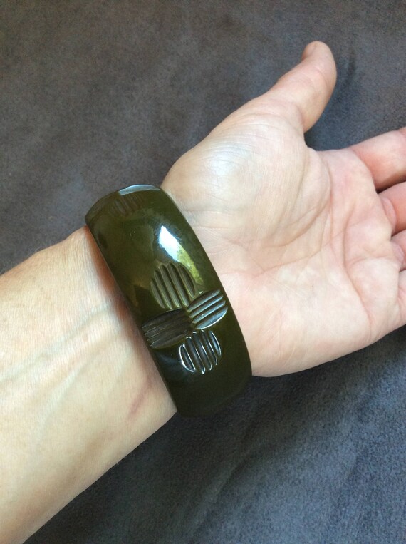 Vintage Olive Green Carved Bakelite Bracelet - L - image 4