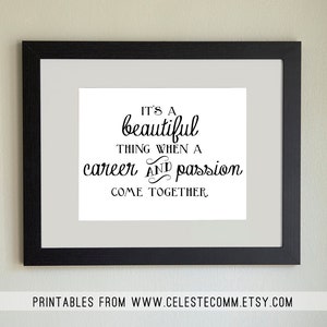 Puede incluir: Cita imprimible en blanco y negro en un marco negro. La cita dice "Es algo hermoso cuando la carrera y la pasión se unen."