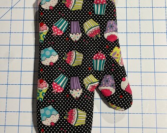 Pink cupcakes black oven mitten/ birthday cupcakes/ pink kitchen decor/ mother day/ housewarming/ wedding gift