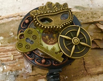 Carrete de insignia retráctil Steampunk: diseño de máscara, engranajes y llave