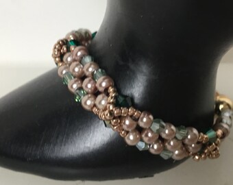 Beaded bracelet, pearl bracelet, green crystal beaded bracelet, magnetic clasp, trending color of the year bracelet,crystal bracelet