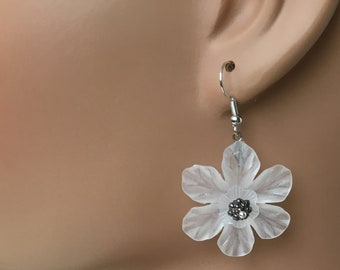 Flower earrings- white flower earrings- summer spring flower earrings-dangle earrings, lucite earrings, gifts for her, elegant earrings,