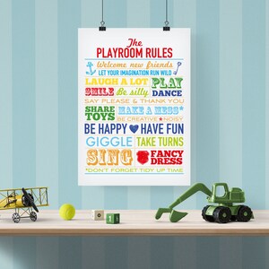 Puede incluir: Un p&oacute;ster imprimible colorido con el texto "The Playroom Rules" y una lista de reglas para ni&ntilde;os, que incluyen "Re&iacute;r mucho", "Jugar", "Sonre&iacute;r", "Ser tonto", "Bailar", "Decir por favor", "Gracias", "Compartir", "Hacer un l&iacute;o", "Juguetes", "Ser feliz", "Divertirse", "Re&iacute;r", "Turnarse", "Cantar", "Vestirse de gala", y "No olvides ordenar".