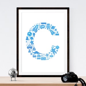 Impresión de arte monograma: letra C azul con íconos infantiles. Inicial de pared de niño y niña. Cartel de monograma. Arte de pared imprimible. Impresión de letras de guardería.