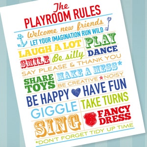 Puede incluir: Un p&oacute;ster imprimible colorido con el texto "The Playroom Rules" y una lista de reglas para ni&ntilde;os, que incluyen "Re&iacute;r mucho", "Sonre&iacute;r", "Decir por favor", "Compartir los juguetes", "Ser feliz", "Re&iacute;r", "Cantar" y "No olvides ordenar".