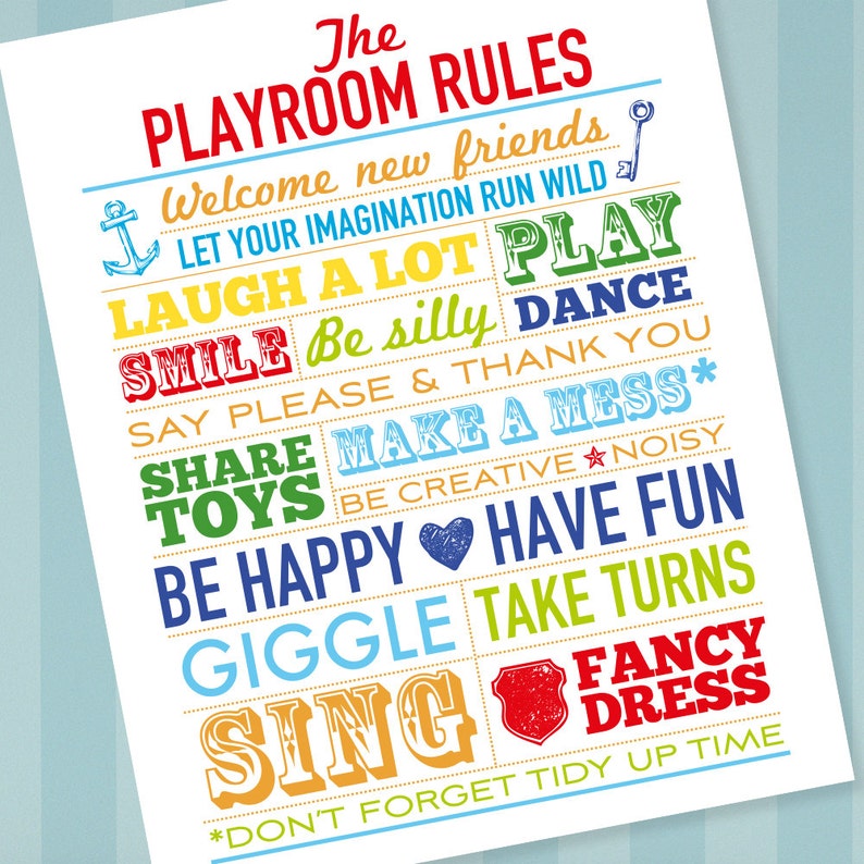 Puede incluir: Un p&oacute;ster imprimible colorido con el texto "The Playroom Rules" y una lista de reglas para ni&ntilde;os, que incluyen "Re&iacute;r mucho", "Sonre&iacute;r", "Decir por favor", "Compartir los juguetes", "Ser feliz", "Re&iacute;r", "Cantar" y "No olvides ordenar".