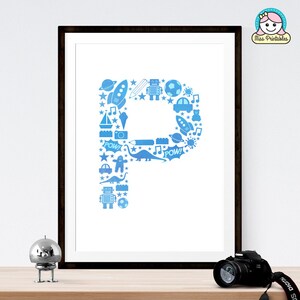 Impresión de arte monograma: letra P azul con íconos infantiles. Inicial de pared de niño o niña. Cartel de monograma. Arte de pared imprimible. Impresión de letras de guardería.