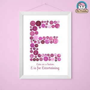 Può includere: Una stampa incorniciata con una lettera E rosa realizzata con bottoni rosa. Il testo sottostante recita "Cute as a button E is for Entertaining".