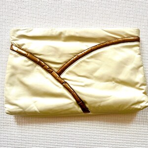 Bolso de mano vintage de los años 80 de piel color crema con ribete metálico